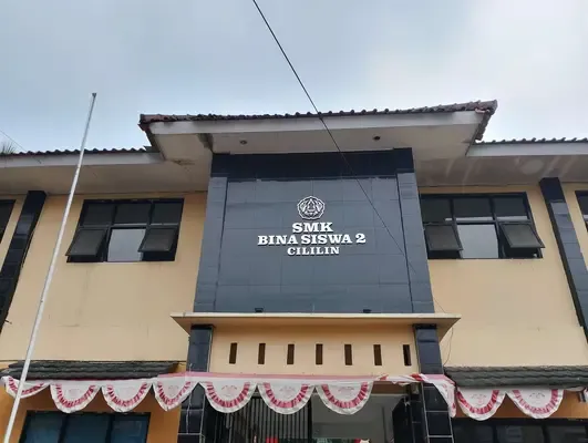Gedung utama SMK Bina Siswa 2 Cililin tampak depan dengan halaman sekolah yang asri