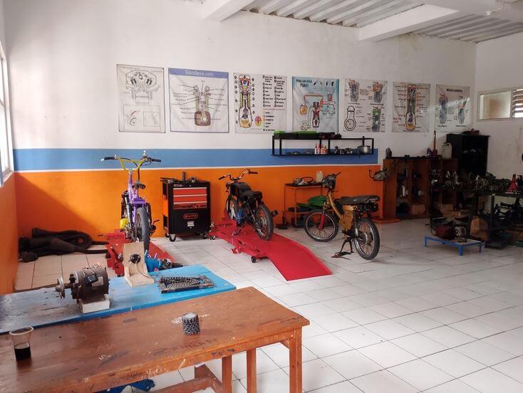 Bengkel Teknik & Elektrik - Praktik perbaikan sepeda motor siswa TBSM SMK Bina Siswa 2 Cililin